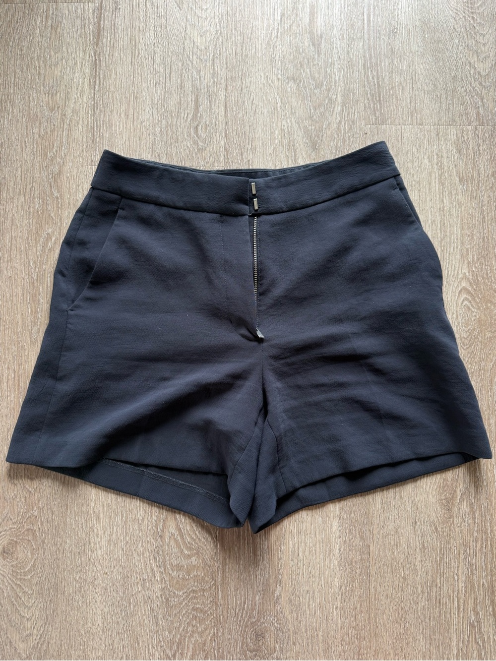 Wilfred Aritzia Limitless Short Navy Tailored Mid-Thigh Size 6